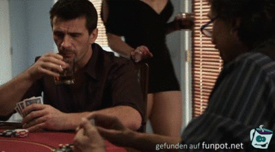 sie spielt ihm eine Karte zu sie spielt ihm eine Karte zu