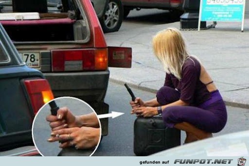Frau beim Tanken Frau beim Tanken