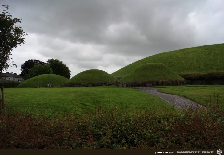 Steinzeitliche Grabanlage in Knowth im Boyne-Tal...