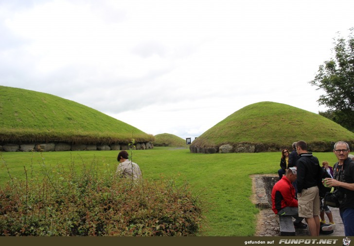 Steinzeitliche Grabanlage in Knowth im Boyne-Tal...