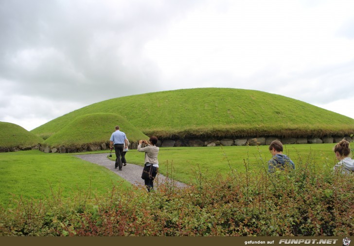 Steinzeitliche Grabanlage in Knowth im Boyne-Tal...