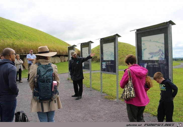 Steinzeitliche Grabanlage in Knowth im Boyne-Tal...