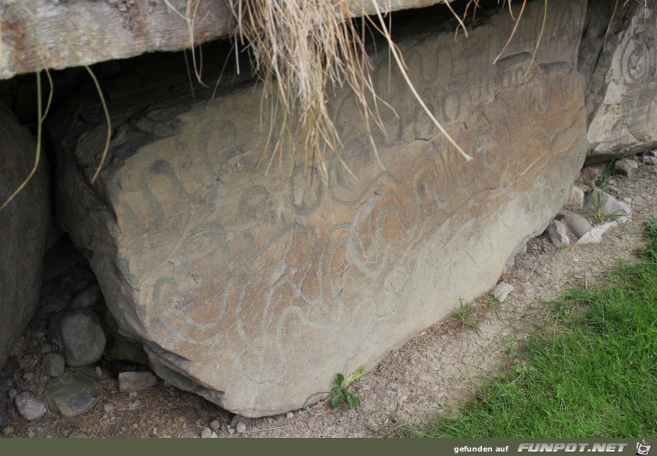 Steinzeitliche Grabanlage in Knowth im Boyne-Tal...