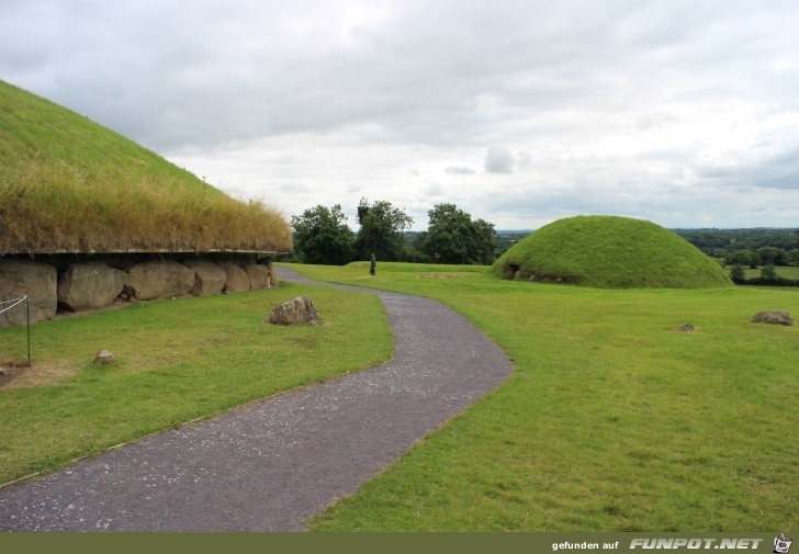 Steinzeitliche Grabanlage in Knowth im Boyne-Tal...