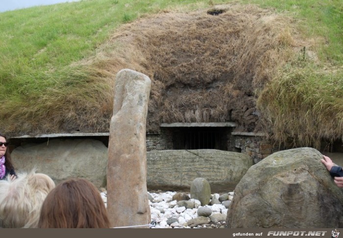 Steinzeitliche Grabanlage in Knowth im Boyne-Tal...