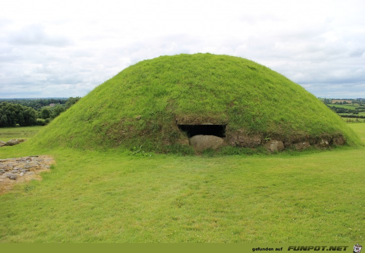 Steinzeitliche Grabanlage in Knowth im Boyne-Tal...