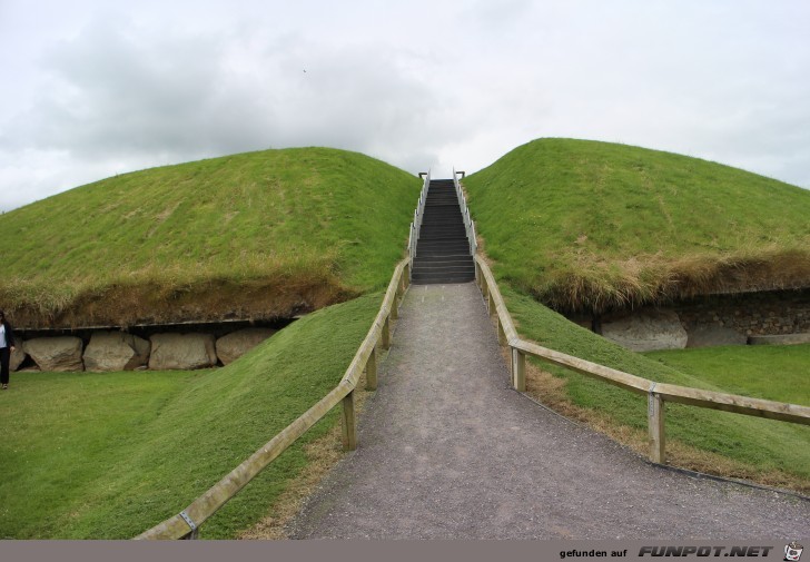 Steinzeitliche Grabanlage in Knowth im Boyne-Tal...