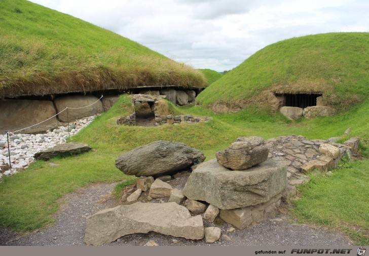 Steinzeitliche Grabanlage in Knowth im Boyne-Tal...