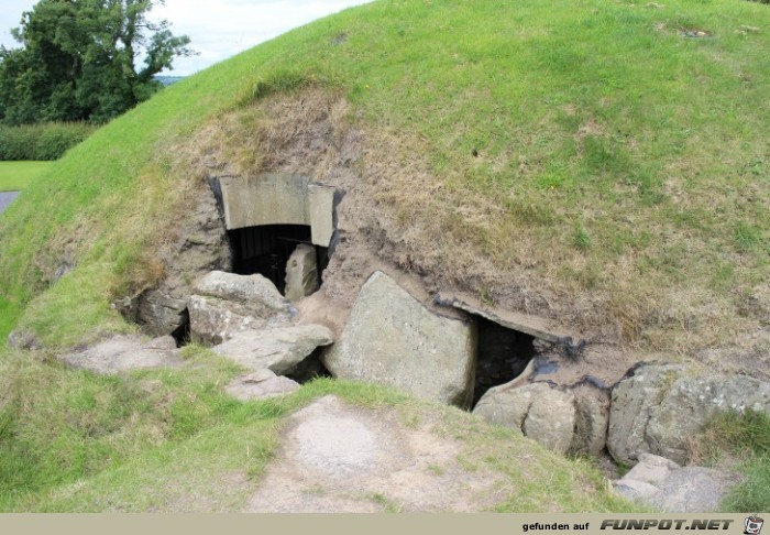 Steinzeitliche Grabanlage in Knowth im Boyne-Tal...