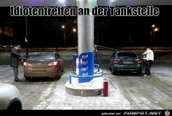 Idiotentreffen an der Tanke.....