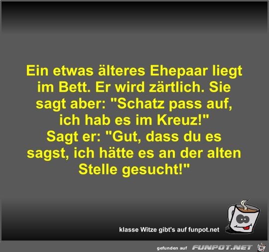 Ein etwas älteres Ehepaar liegt im Bett Ein etwas älteres Ehepaar liegt im Bett