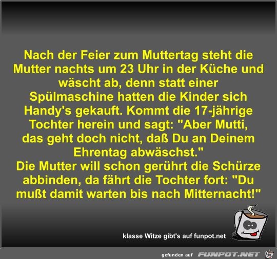 Nach der Feier zum Muttertag steht die Mutter nachts um 23