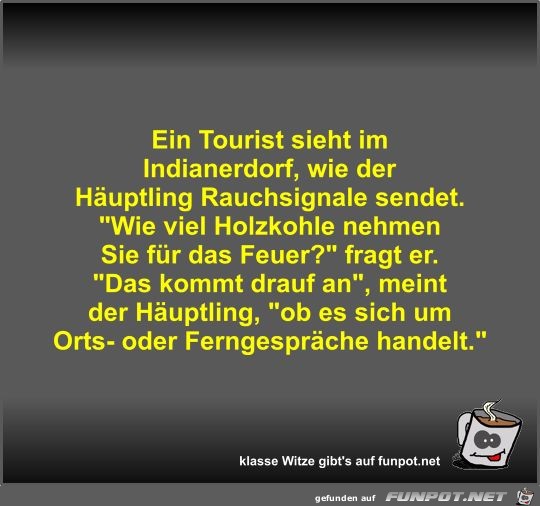 Ein Tourist sieht im Indianerdorf