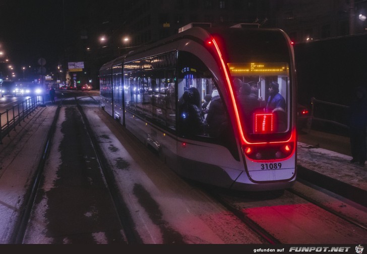 Strassenbahn mit weihnchtlicher Beleuchtung