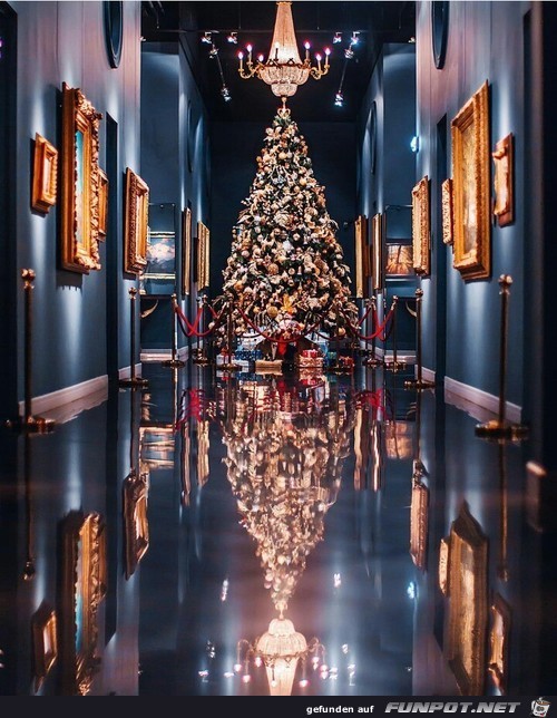 Kunsvoller Weihnachtsbaum gespiegelt