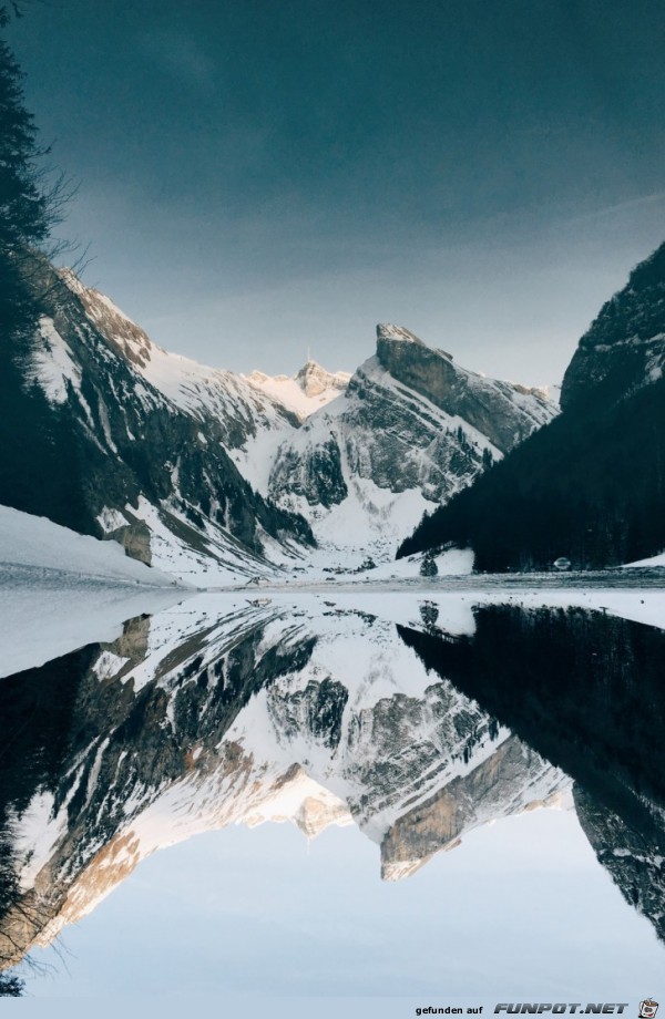 Bergsee in verschneiter Gegend