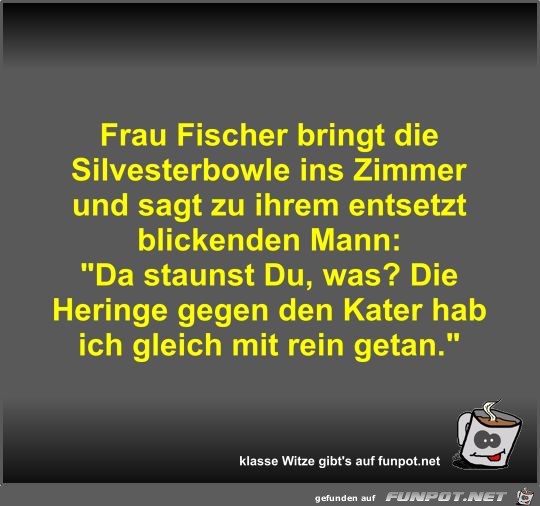 Frau Fischer bringt die Silvesterbowle ins Zimmer und sagt