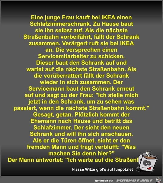 Eine junge Frau kauft bei IKEA einen Schlafzimmerschrank