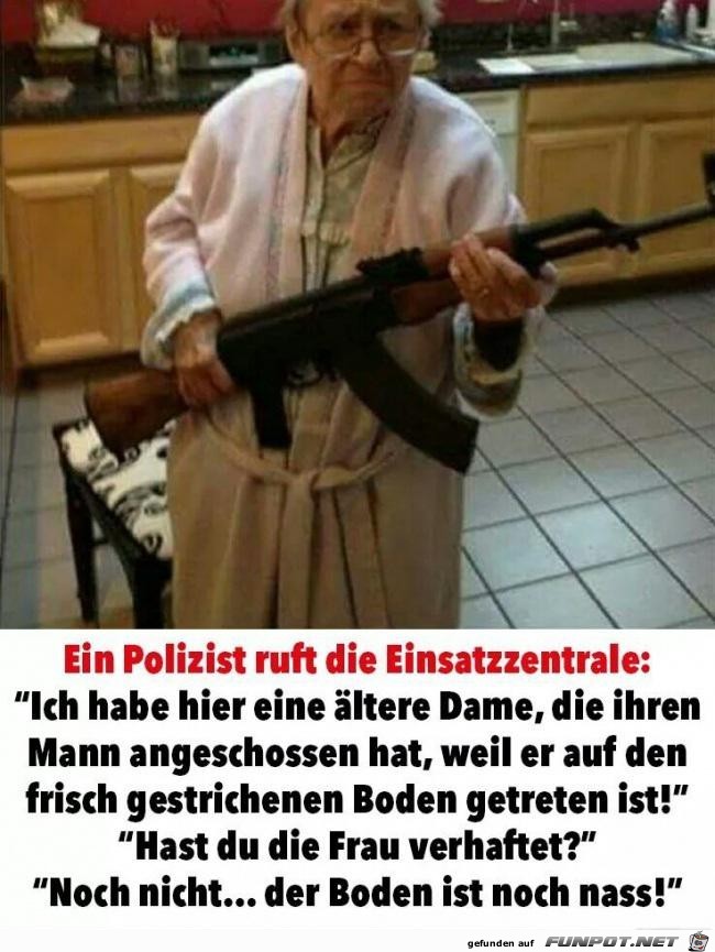 ein Polizist ruft die Einsatzzentrale.......