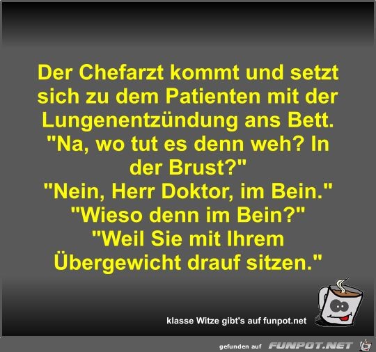 Der Chefarzt kommt und setzt sich zu dem Patienten mit der Der Chefarzt kommt und setzt sich zu dem Patienten mit der