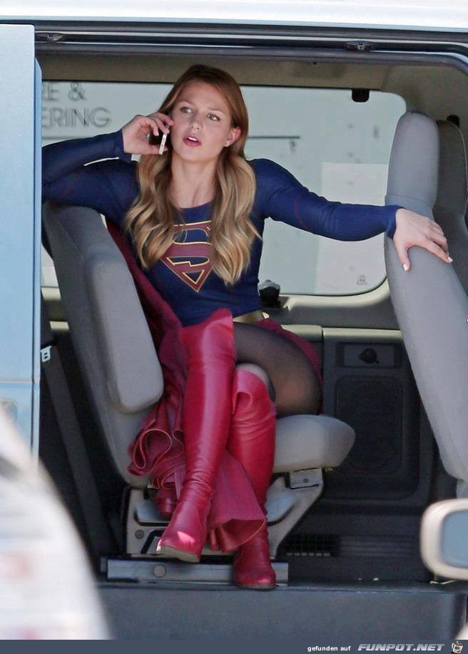 Supergirl telefoniert