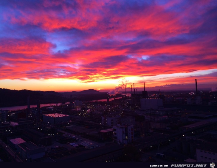 Sonnenaufgang im Chemiepark Linz