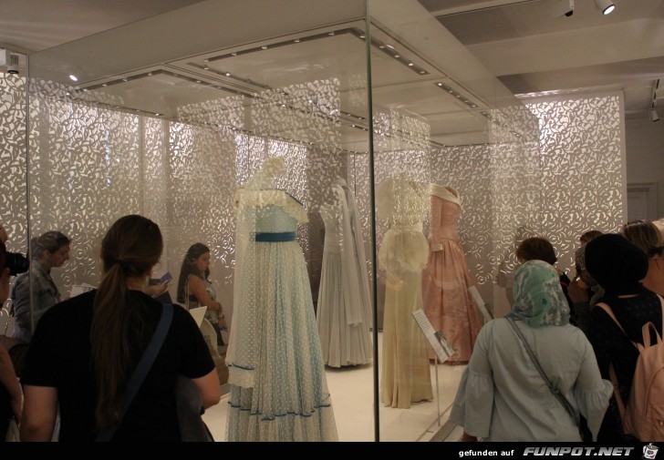 18-61 Diana-Modeausstellung