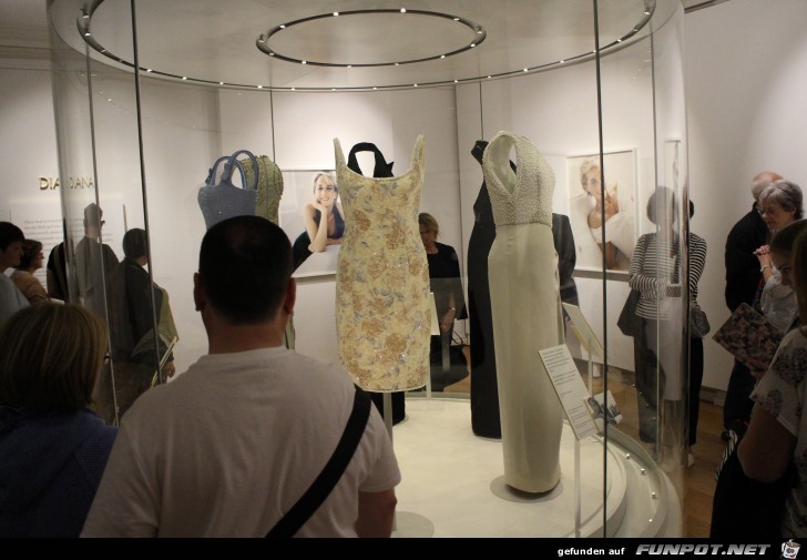 18-67 Diana-Modeausstellung