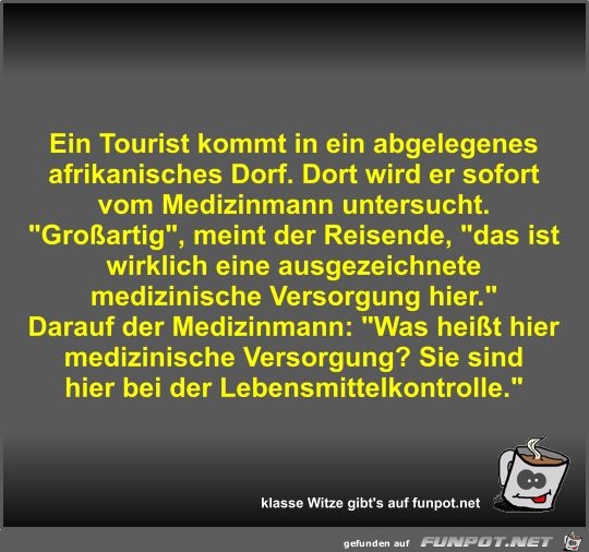 Ein Tourist kommt in ein abgelegenes afrikanisches Dorf