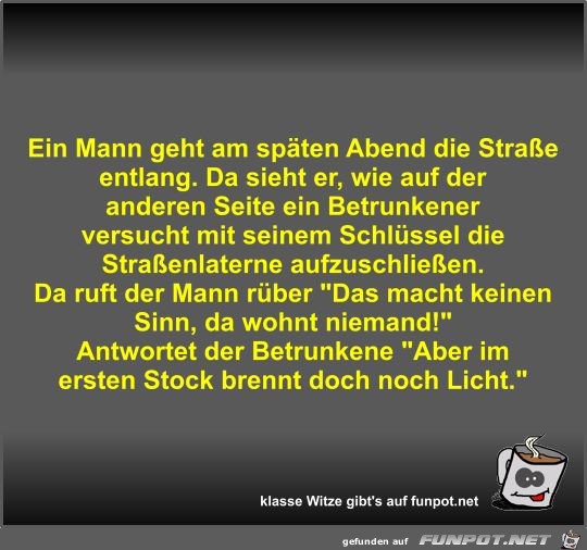 Ein Mann geht am späten Abend die Straße entlang Ein Mann geht am späten Abend die Straße entlang