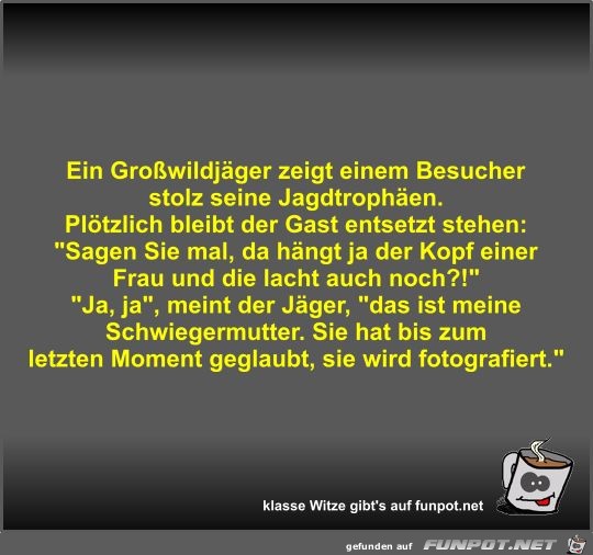 Ein Großwildjäger zeigt einem Besucher stolz seine... Ein Großwildjäger zeigt einem Besucher stolz seine...