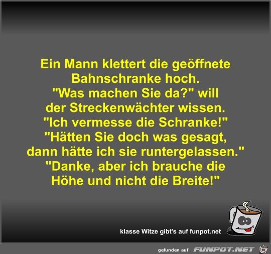 Ein Mann klettert die geöffnete Bahnschranke hoch Ein Mann klettert die geöffnete Bahnschranke hoch