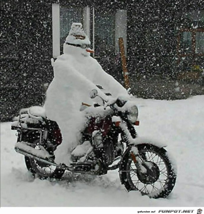 Schneemann fhrt Motorrad