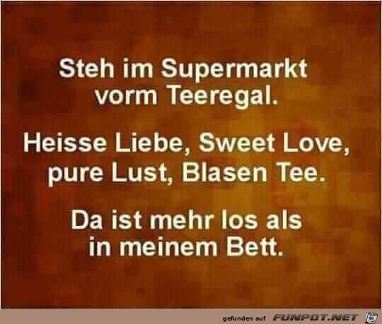 Steg im Supermarkt vor demTeeregal Steg im Supermarkt vor demTeeregal