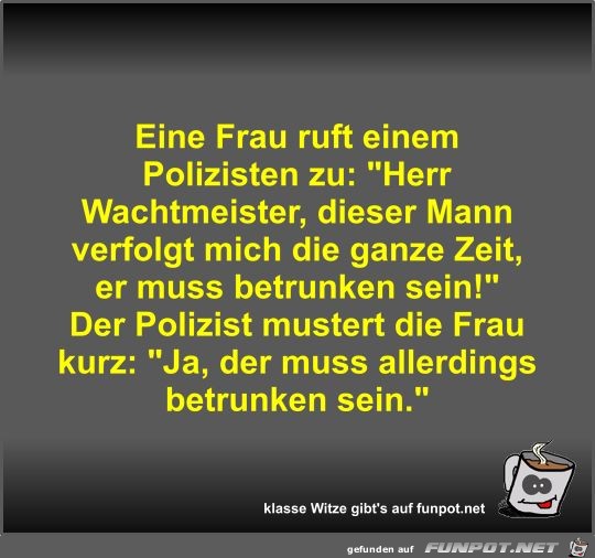 Eine Frau ruft einem Polizisten zu