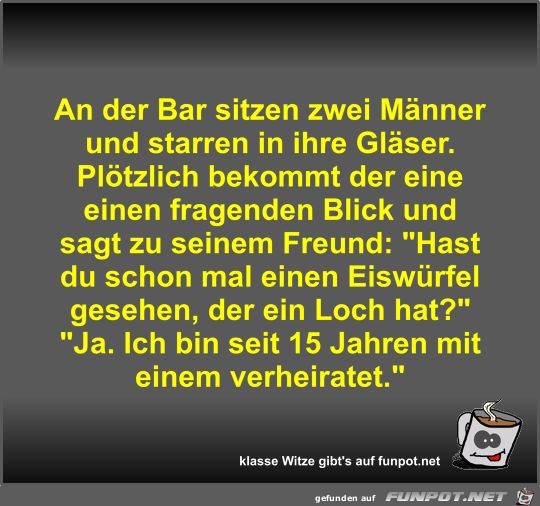 An der Bar sitzen zwei Männer und starren in ihre Gläser An der Bar sitzen zwei Männer und starren in ihre Gläser