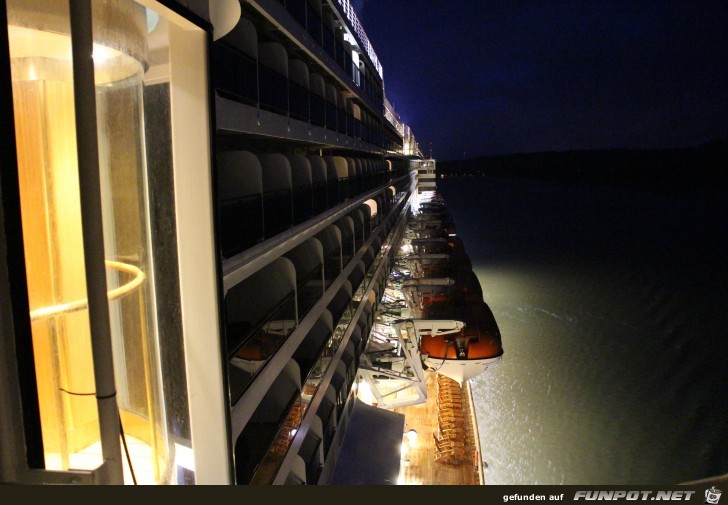 Einlaufen in den Hamburger Hafen mit der 