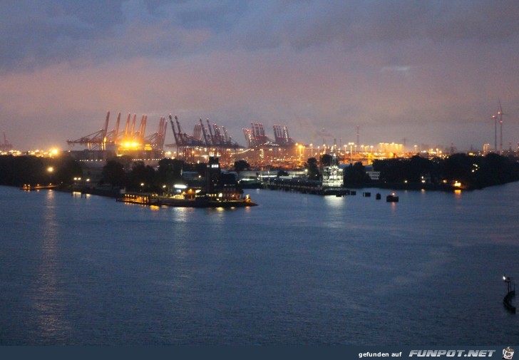 Einlaufen in den Hamburger Hafen mit der 