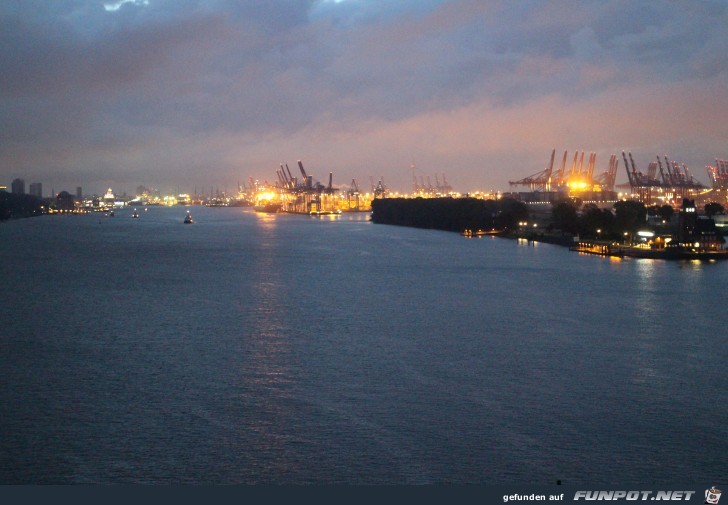 Einlaufen in den Hamburger Hafen mit der 