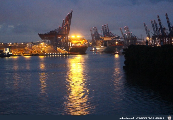 Einlaufen in den Hamburger Hafen mit der 