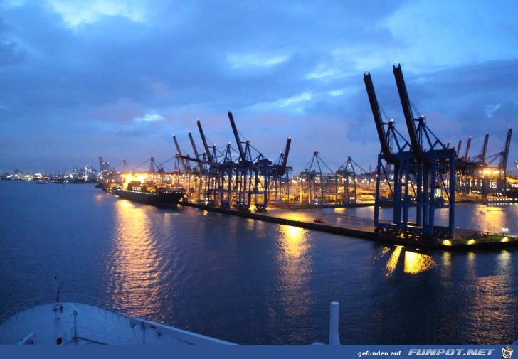 Einlaufen in den Hamburger Hafen mit der 