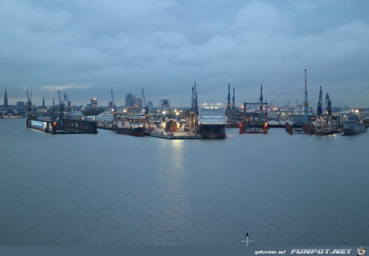 Einlaufen in den Hamburger Hafen mit der 