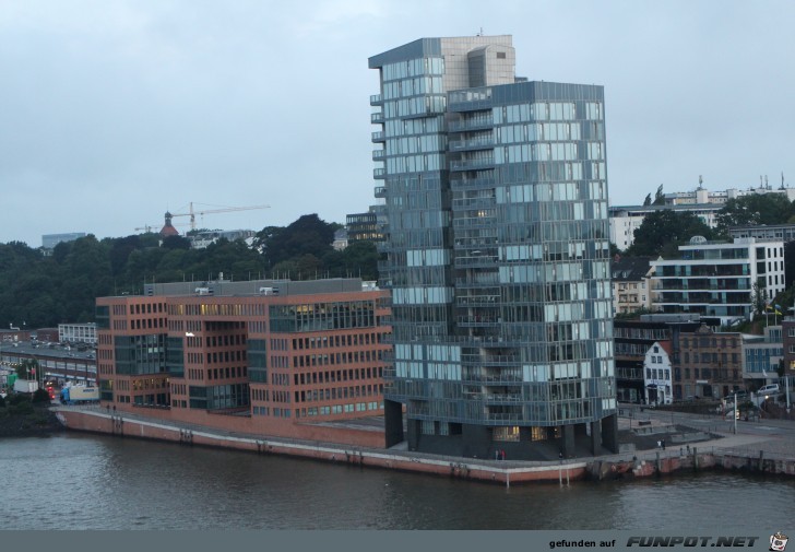 Einlaufen in den Hamburger Hafen mit der 