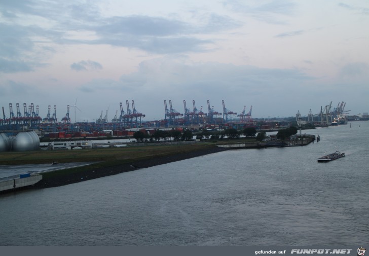 Einlaufen in den Hamburger Hafen mit der 