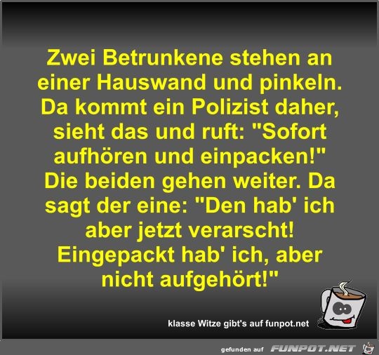 Zwei Betrunkene stehen an einer Hauswand und pinkeln Zwei Betrunkene stehen an einer Hauswand und pinkeln