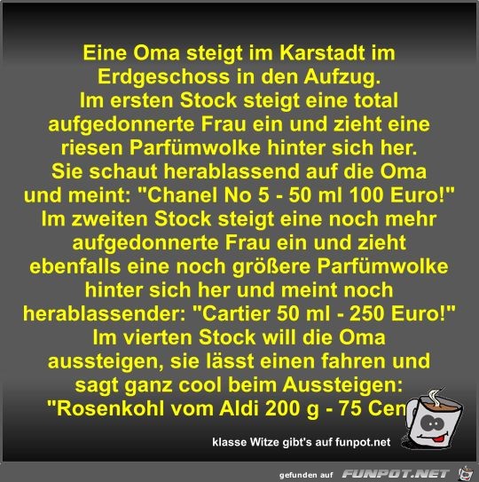 Eine Oma steigt im Karstadt im Erdgeschoss in den Aufzug Eine Oma steigt im Karstadt im Erdgeschoss in den Aufzug