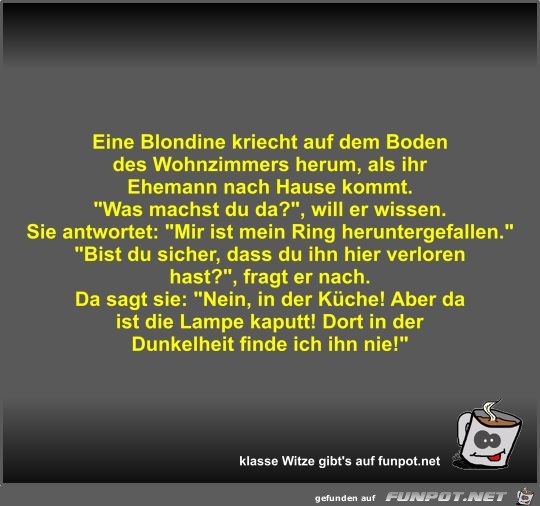 Eine Blondine kriecht auf dem Boden des Wohnzimmers herum