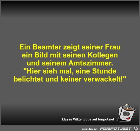 Ein Beamter zeigt seiner Frau ein Bild mit seinen Kollegen Ein Beamter zeigt seiner Frau ein Bild mit seinen Kollegen