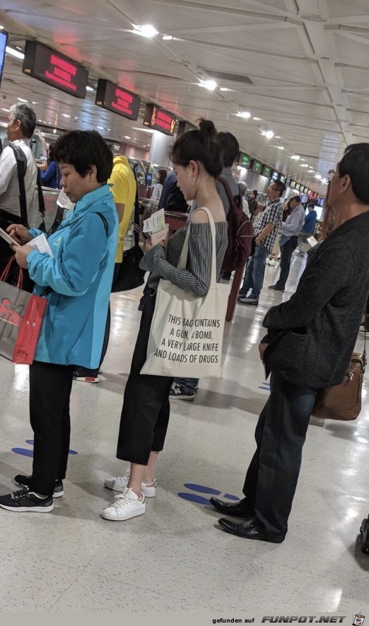 Die Tasche sollte man nicht am Flughafen tragen Die Tasche sollte man nicht am Flughafen tragen