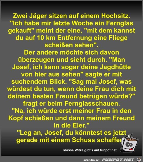 Zwei Jger sitzen auf einem Hochsitz